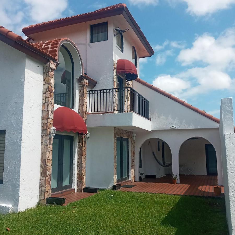 Spanish Style House - Free Parking Alloggio in famiglia *